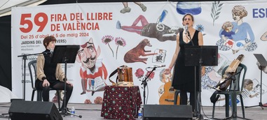 Els primers dies, la Fira del Llibre obrí amb el recital de poesia a Vicent Andrés Estellés
